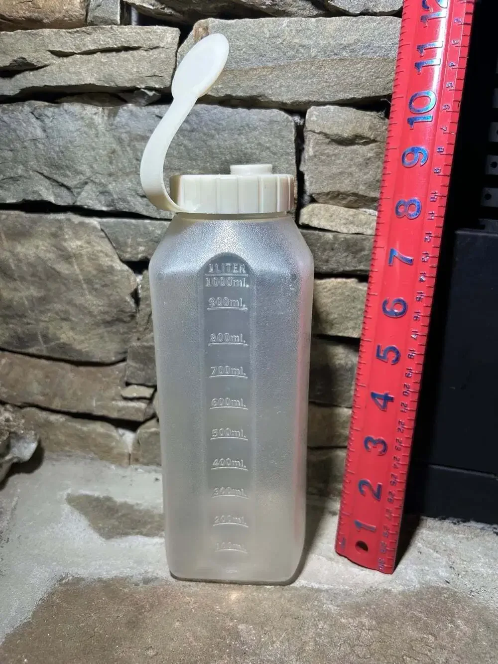 Rubbermaid Servin Saver 1QT 32 Oz Drink Bottle Beverage Jug Pitcher almond lid